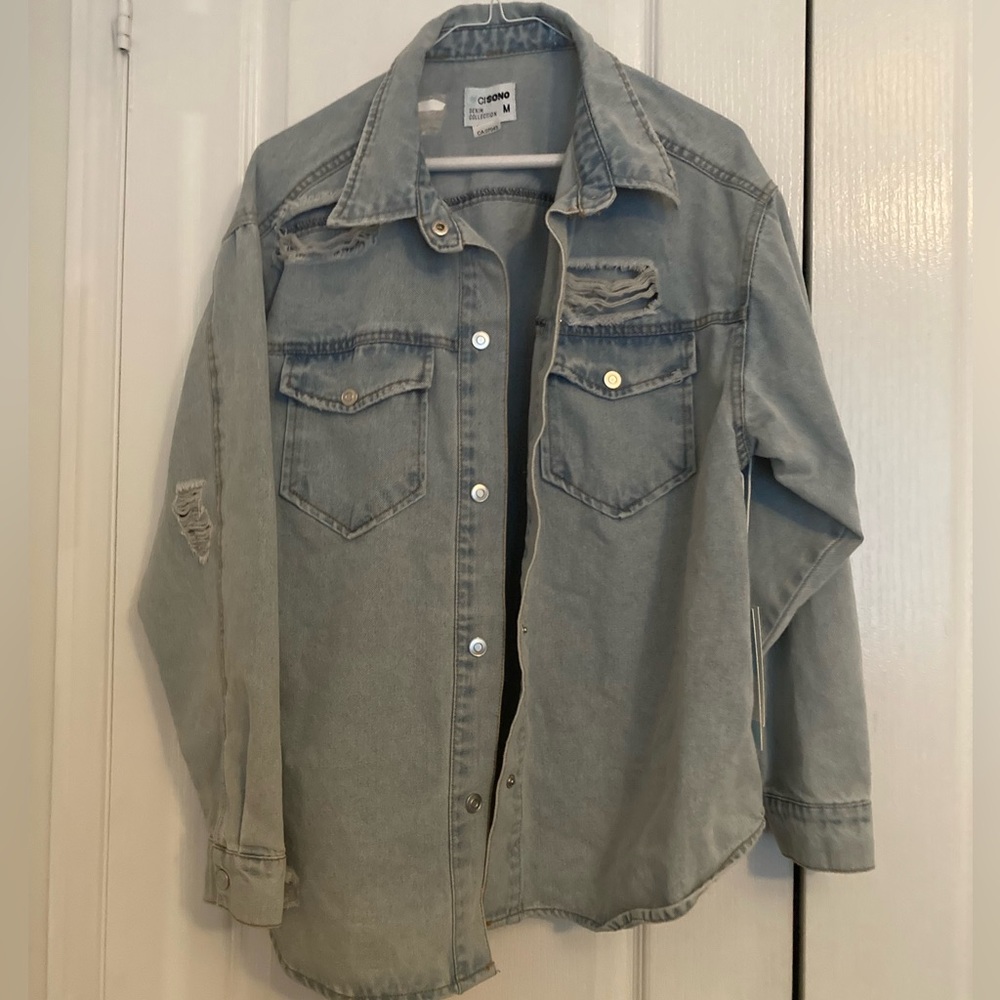 ✨NWT✨ Distressed Jean Shirt- Size Medium 💙